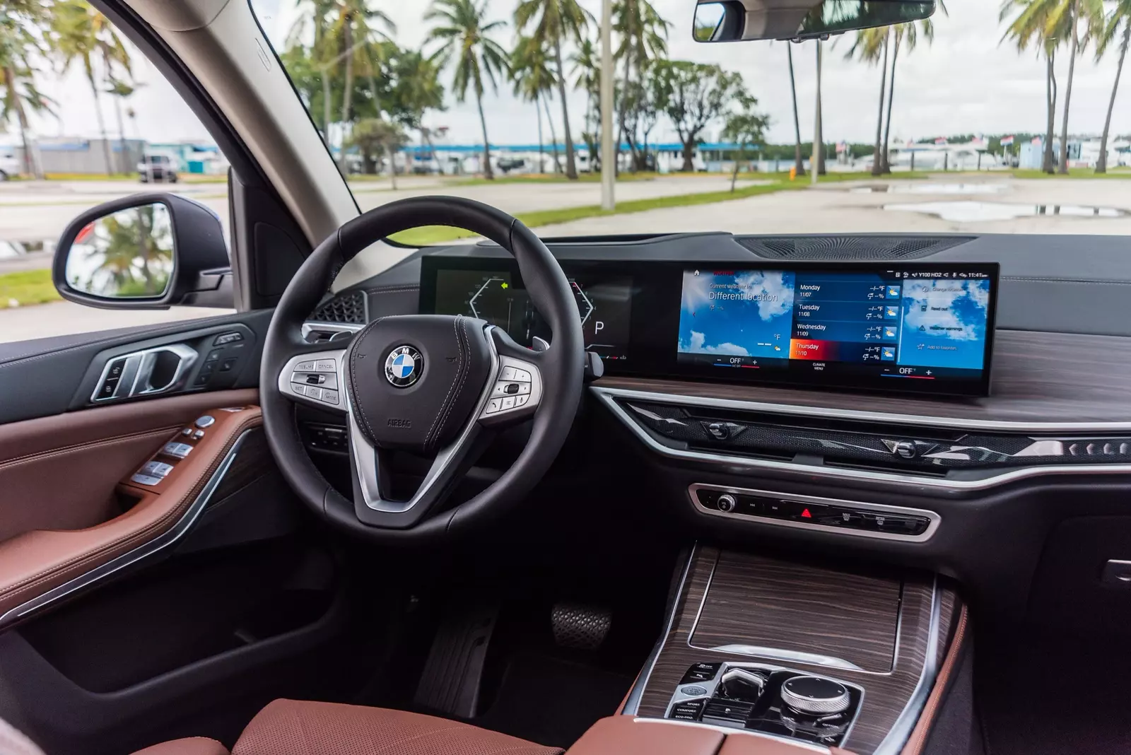 Steering wheel and dashboard of the BMW X7 Cozy interior of the BMW X7