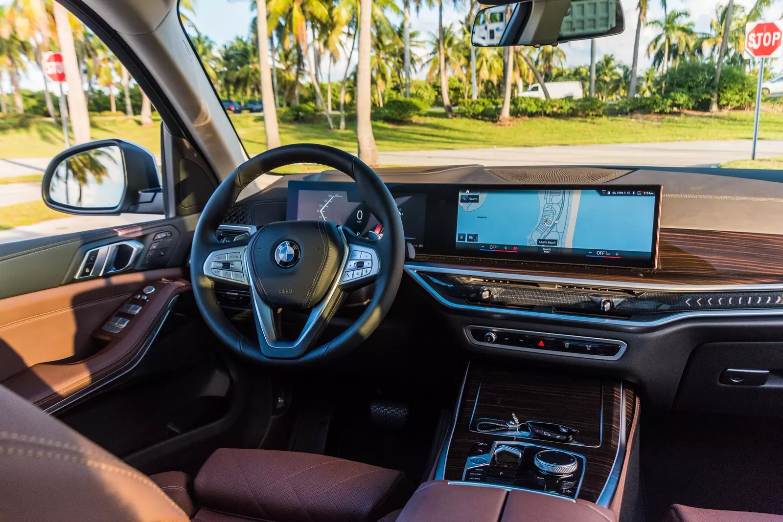 Steering wheel and dashboard of the BMW X7 Xdrive 40i Inside the BMW X7 Xdrive 40i cabin