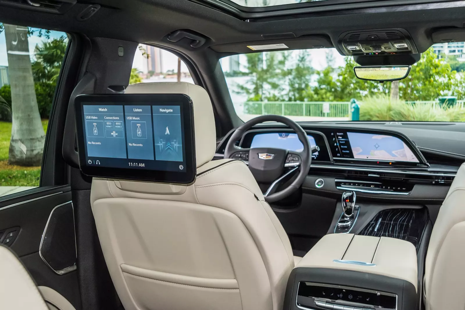 Удобные сиденья Cadillac Escalade 600 Салон внедорожника Cadillac Escalade 600