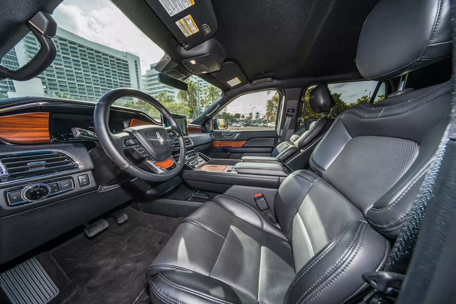 Салон внедорожника Lincoln Navigator Просторный и стильный салон Lincoln Navigator