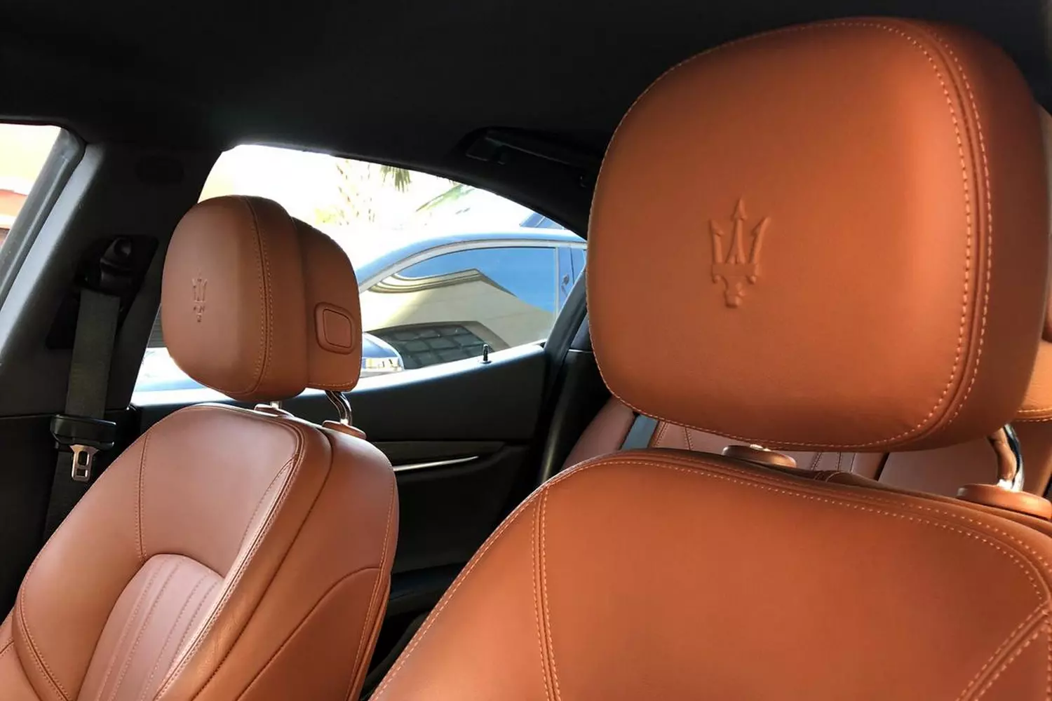 Кресла авто Maserati Ghibli Интерьер автомобиля Maserati Ghibli
