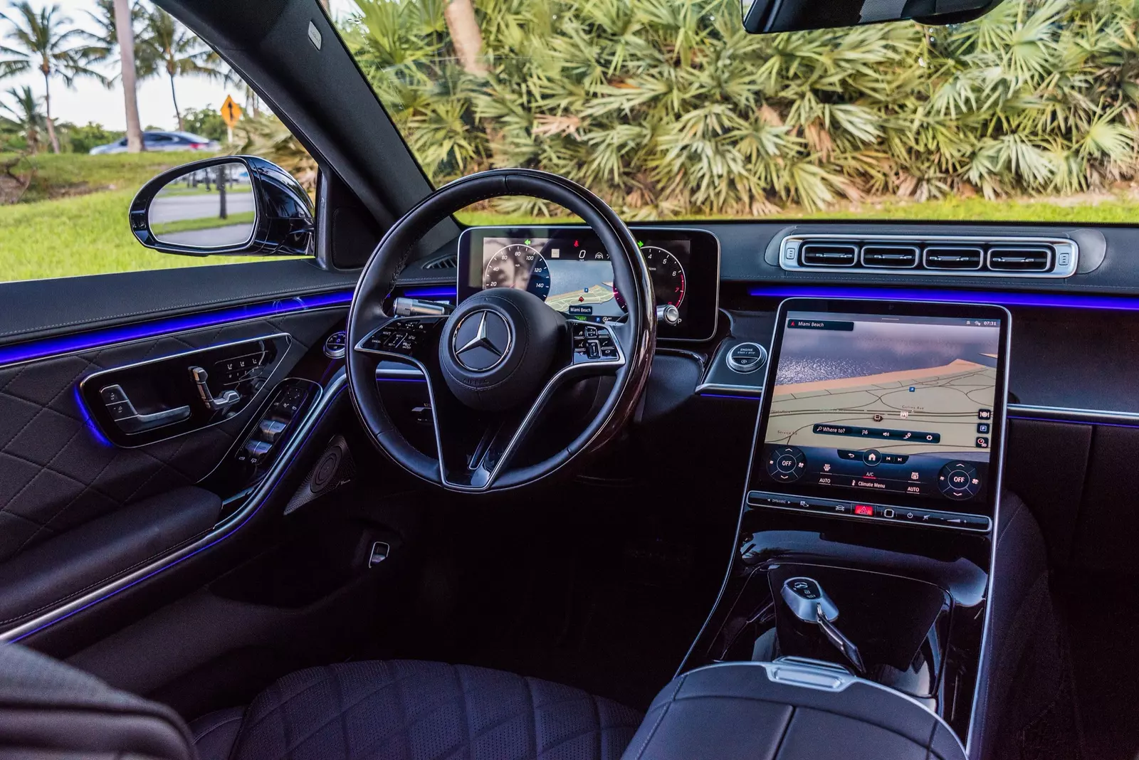 Steering wheel and dashboard of the Mercedes-Benz S580 Stylish interior design of the Mercedes-Benz S580