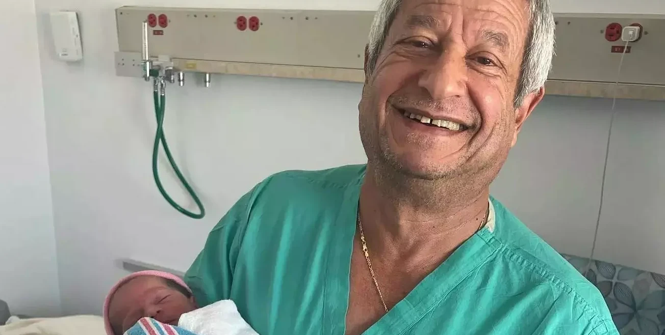 Dr. Nabil Mattar – professional childbirth in Miami Nabil Mattar with a newborn in the maternity ward