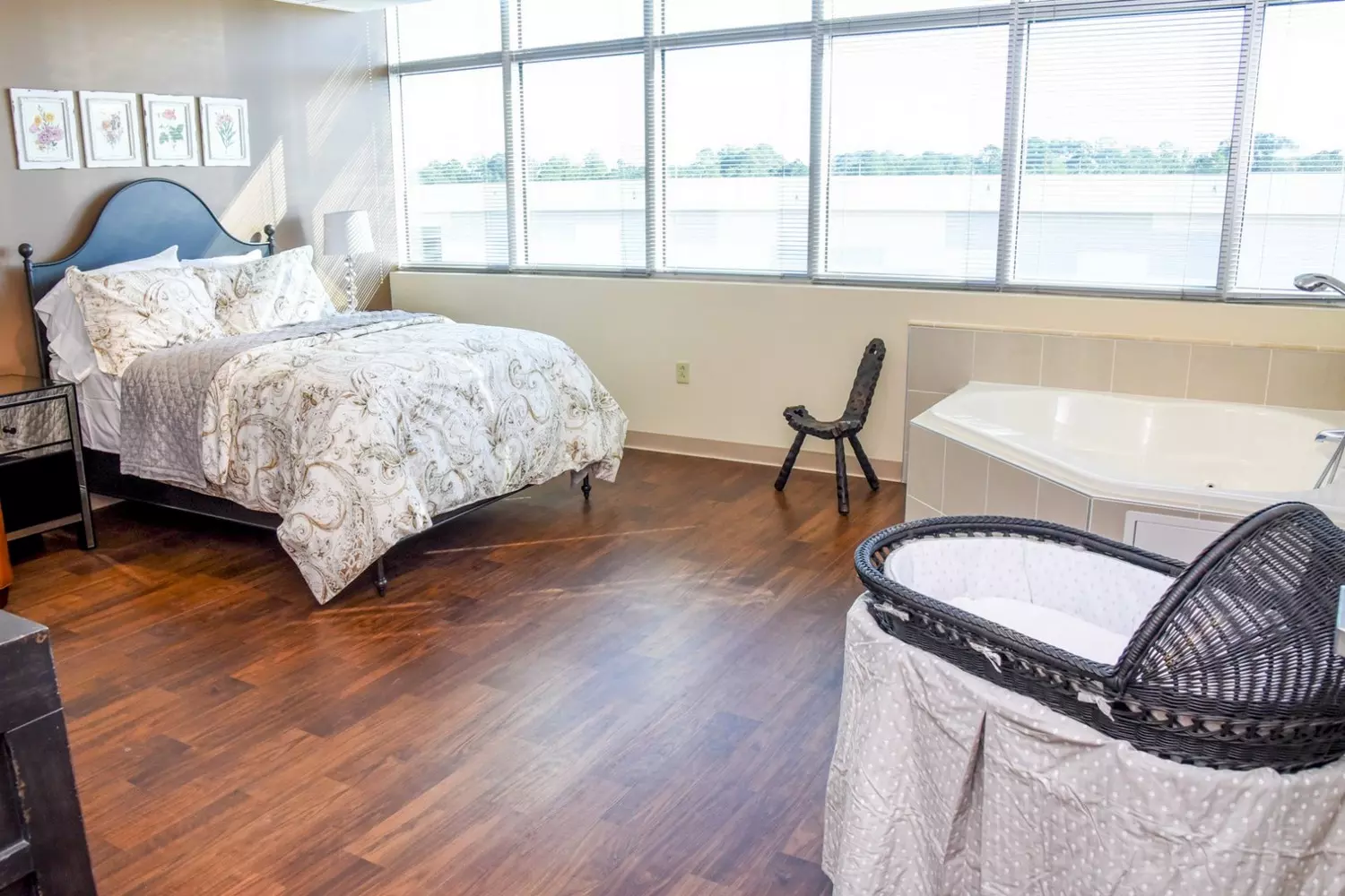 Modern, safe, and comfortable labor rooms for your peace of mind Comfortable Labor Rooms in Miami with Bed and Bath