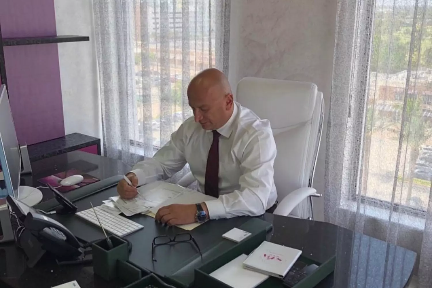 Albert Starikov is an expert in obstetrics and gynecology Albert Starikov during a consultation on childbirth in the United States