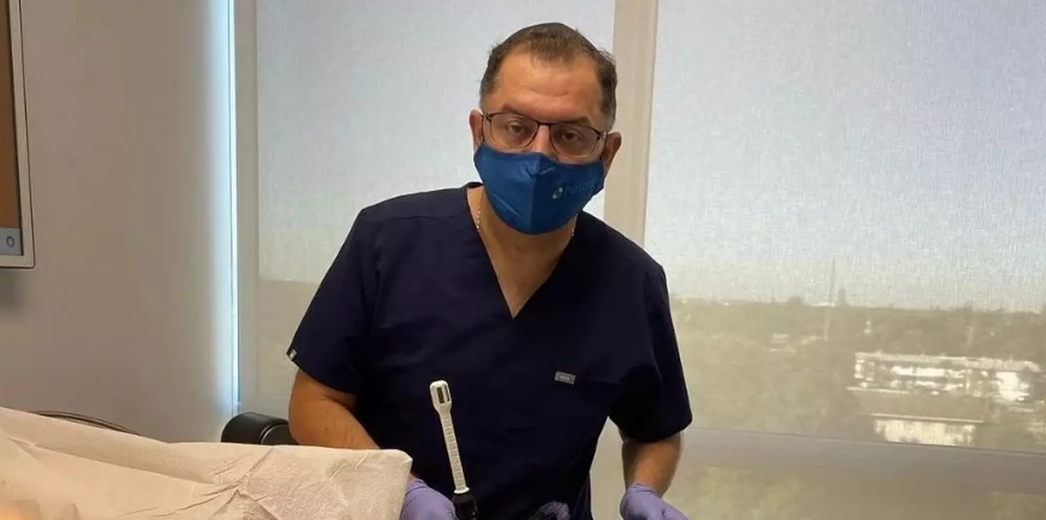Procedures and Treatments with Obstetrician-Gynecologist Lev Kandinov in Miami Dr. Lev Kandinov performs a medical procedure at his clinic in Miami