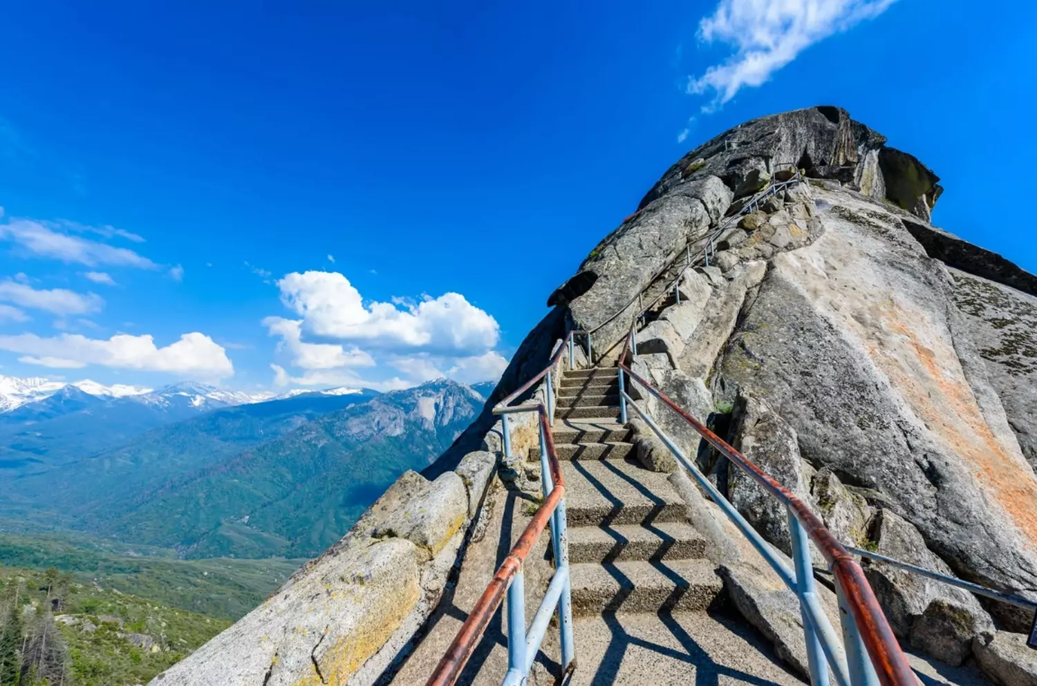 Moro Rock: A Breathtaking View Over the Land of Giants Granite rock formation in Sequoia National Park with panoramic views of mountain ranges and ancient forests