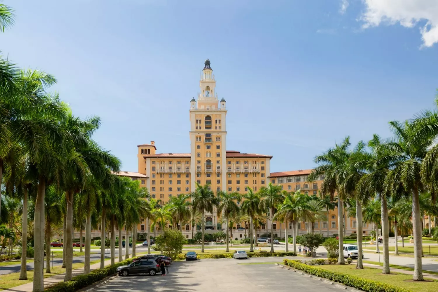 Historic center of Clearwater Beach: the charm of old Florida The streets of the historic center of Clearwater Beach with colorful Mediterranean-style buildings, palm-lined alleys, and vintage street lamps