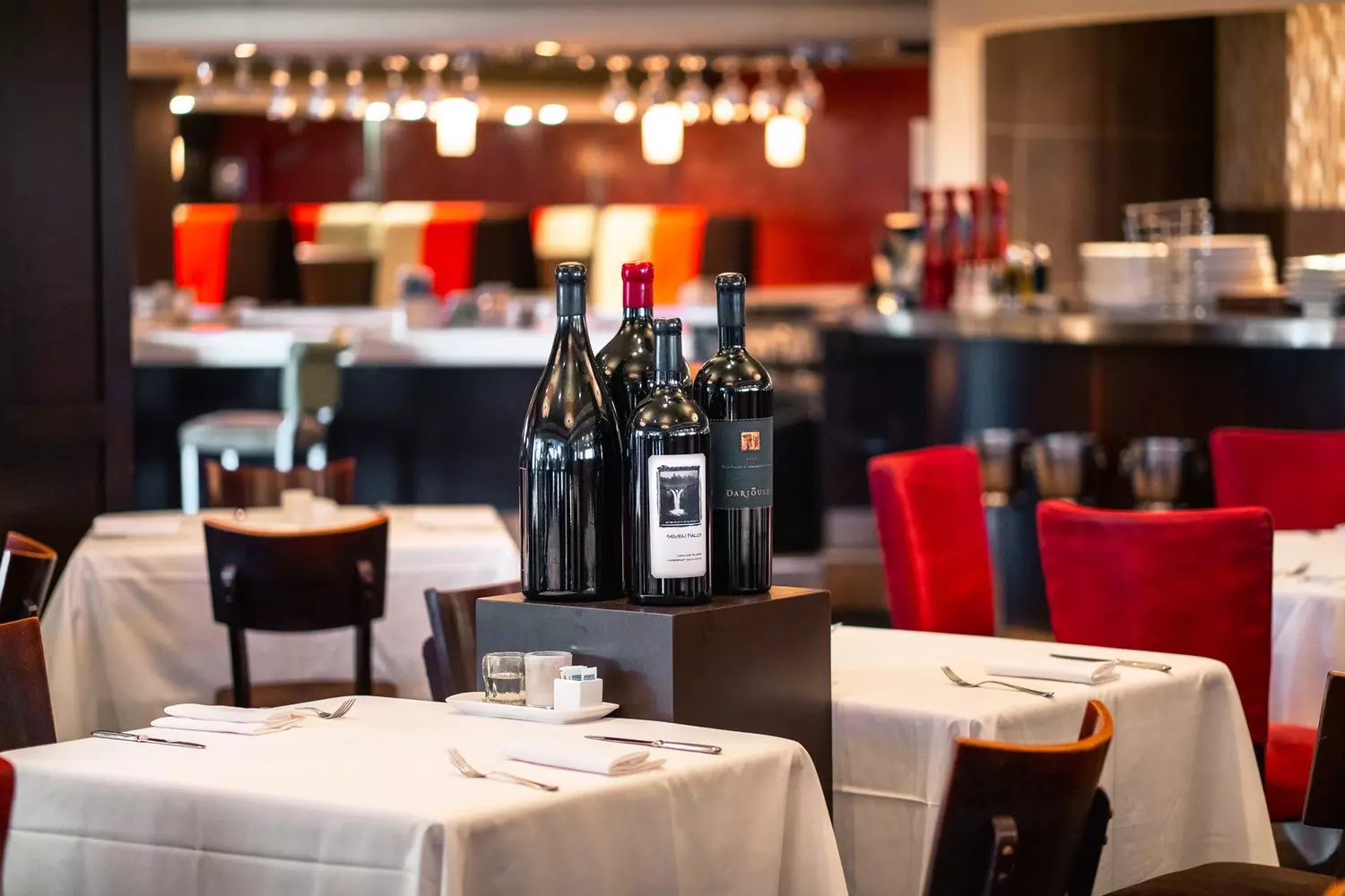 Cafe Ponte restaurant in Clearwater Beach: exquisite cuisine and elegant atmosphere Elegant interior of Cafe Ponte restaurant in Clearwater Beach: modern decor with soft lighting, tables set with white tablecloths, and a bar counter with a wine collection