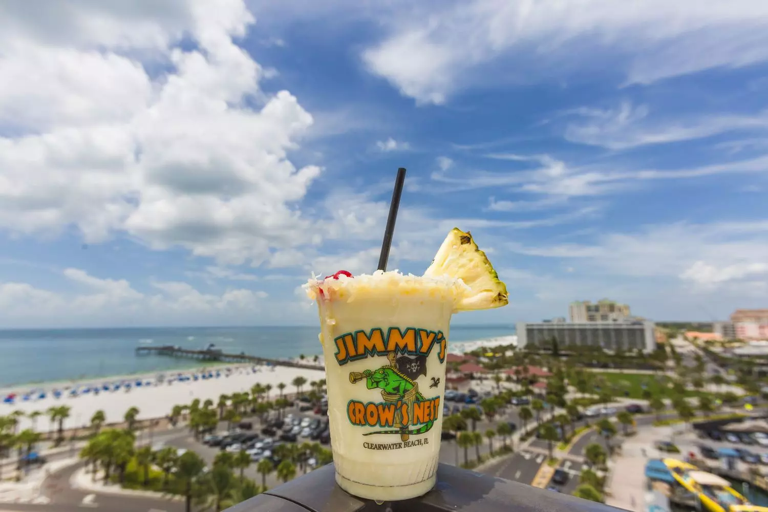 An ideal beach cocktail at Clearwater Beach with a view of the ocean A refreshing cocktail in a glass at Clearwater Beach, with turquoise waves of the Gulf of Mexico and white sandy beaches in the background