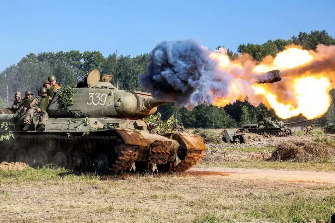Feel the power: blank shell fired during a tank experience in Florida Tank driving tour in Florida — firing a blank shell from a real cannon