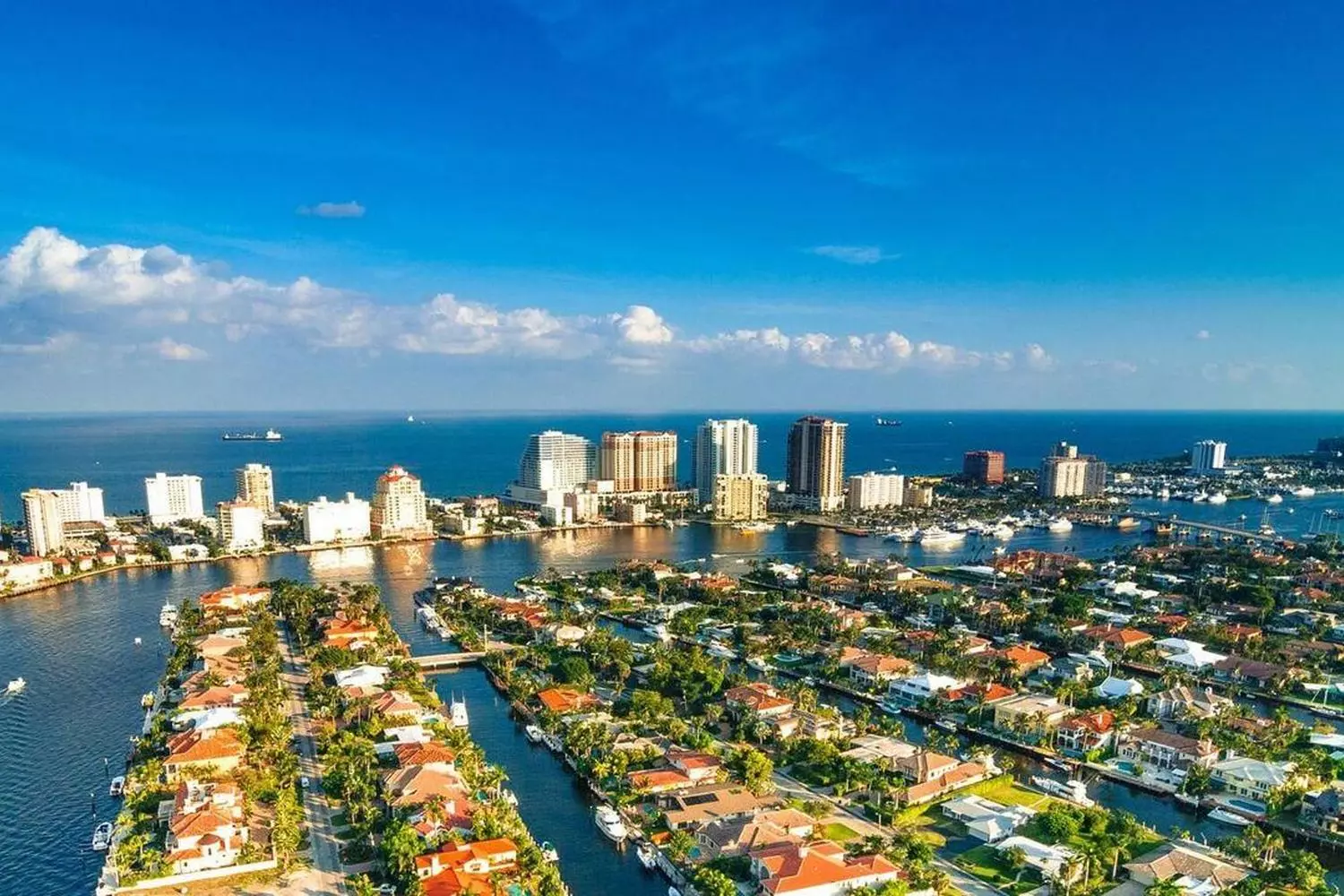 Fort Lauderdale from above: a breathtaking web of canals Aerial view of the intricate canal system in Fort Lauderdale, with luxurious yachts and waterfront villas — the 'American Venice' from above