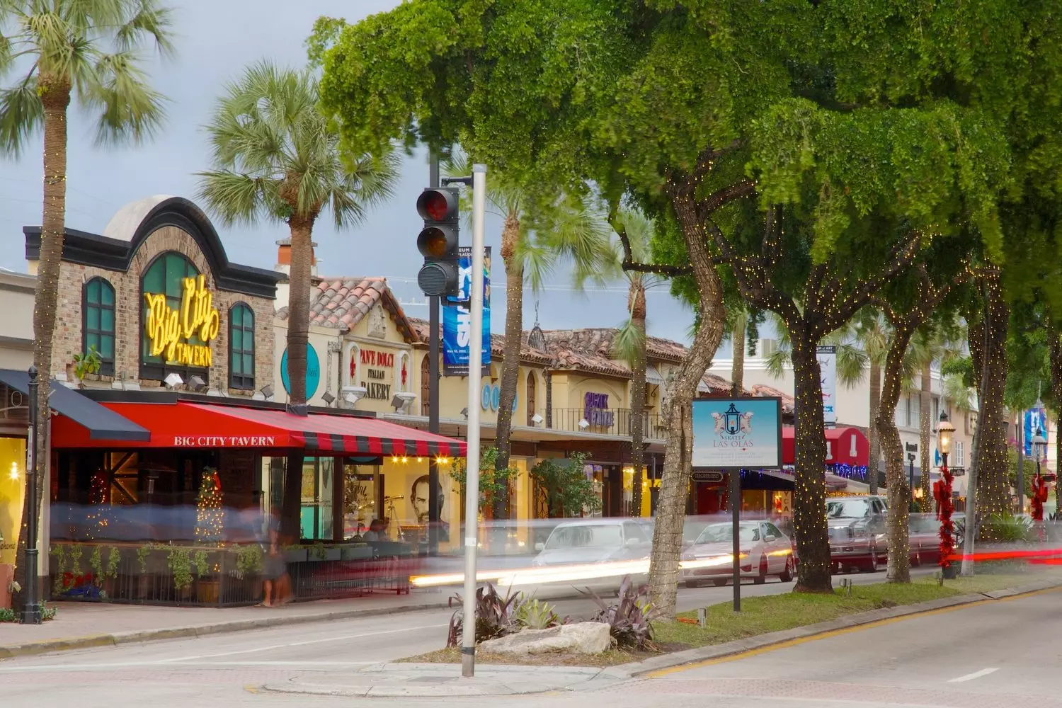 Las Olas Boulevard: A Chic District for Shopping and Dining in Fort Lauderdale he vibrant Las Olas Boulevard in Fort Lauderdale, lined with palm trees, trendy boutiques, street cafés, and art galleries — all basking under the warm Florida sun