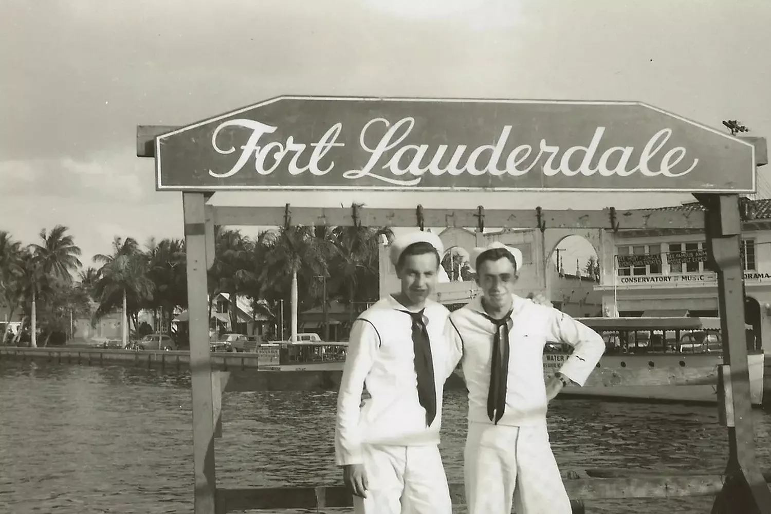 Naval history: Sailors by the Fort Lauderdale sign (archive photo) A retro black-and-white photo: U.S. Navy sailors in uniform posing by an old sign with the city name Fort Lauderdale, reflecting the military past and mid-20th-century atmosphere
