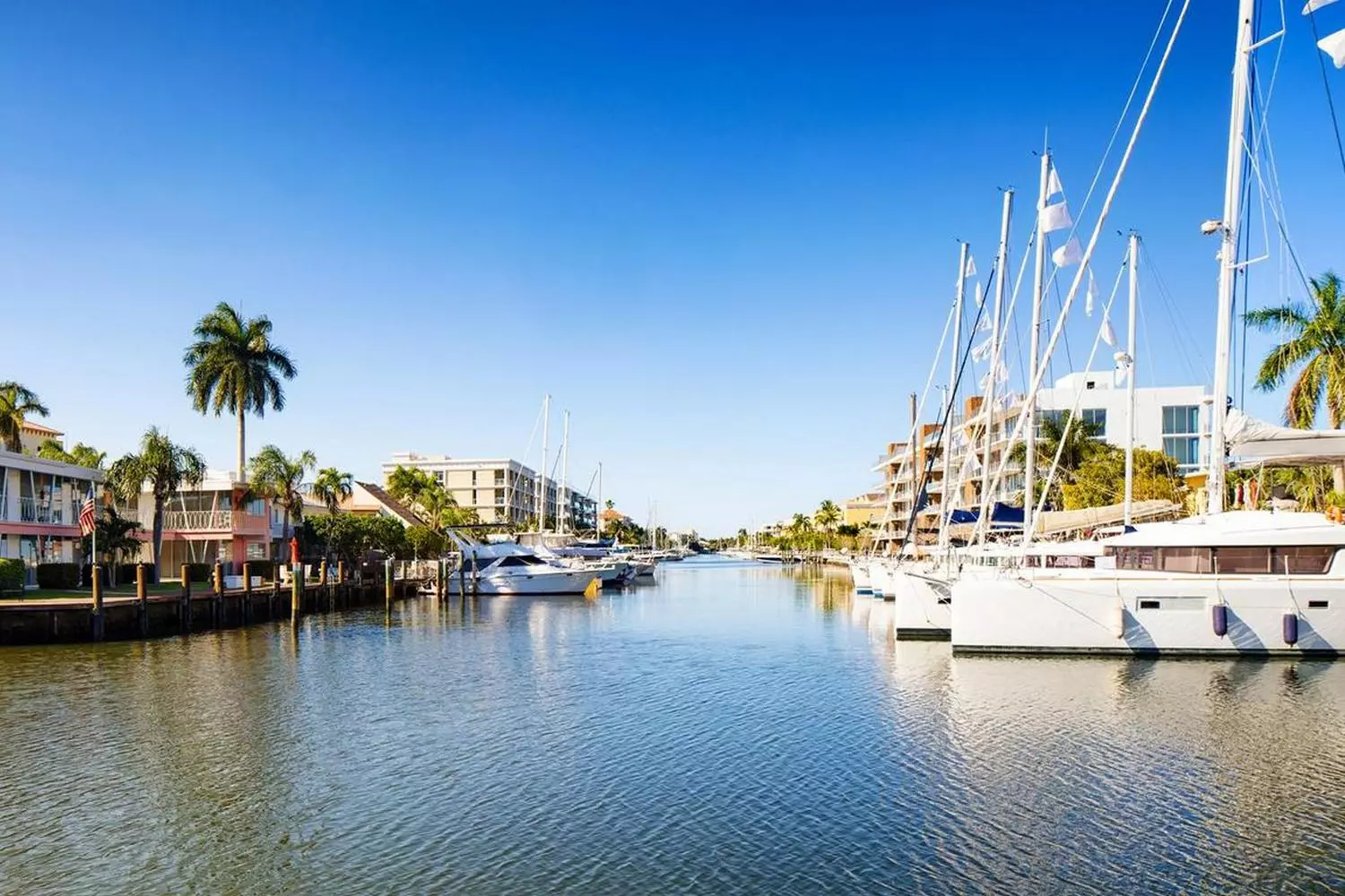 The "American Venice" – the canals of Fort Lauderdale A picturesque Fort Lauderdale canal with a white yacht gliding over the turquoise water