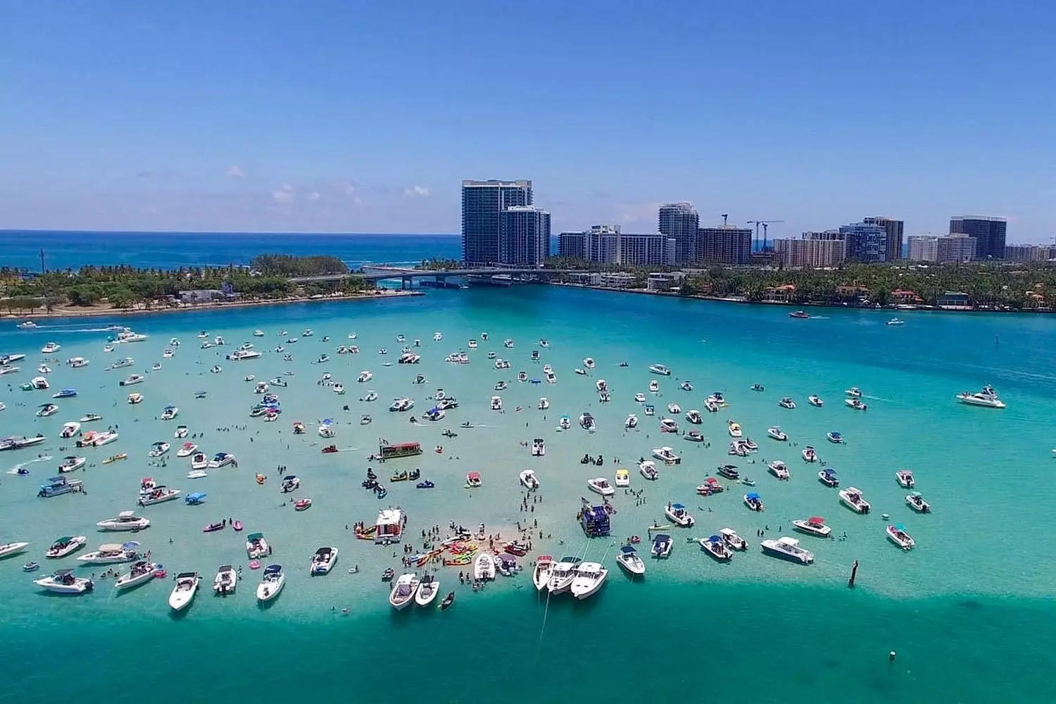 Breathtaking Aerial View of Miami — Ocean, Sand & Skyline Aerial view of Miami showcasing its turquoise waters, sandy coastline, and vibrant cityscape from above