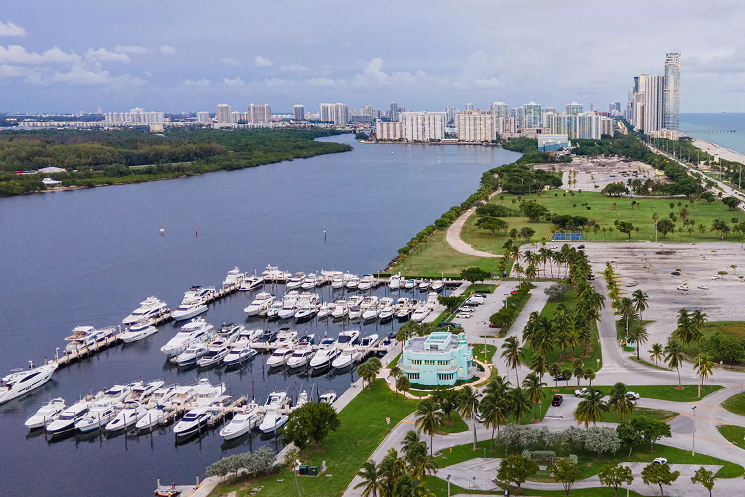 Breathtaking Aerial View of South Miami Beach — Ocean, Sand & Skyline Aerial view of South Beach showcasing its turquoise waters, sandy coastline, and vibrant cityscape from above