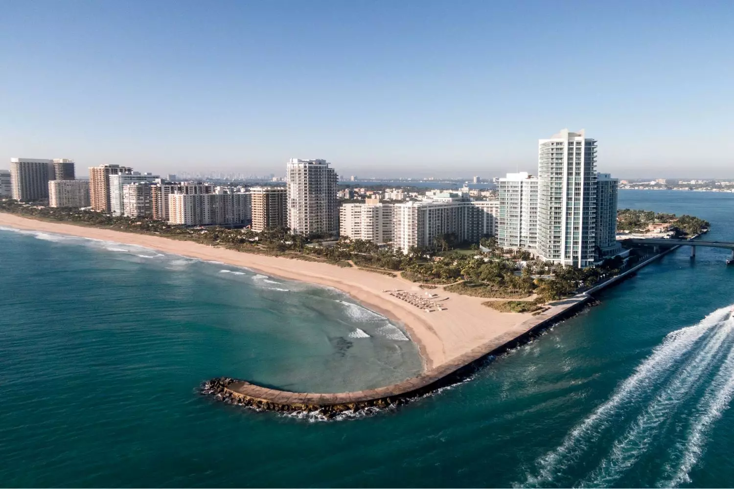 Breathtaking Aerial View of South Miami Beach — Ocean, Sand & Skyline Aerial view of South Beach showcasing its turquoise waters, sandy coastline, and vibrant cityscape from above
