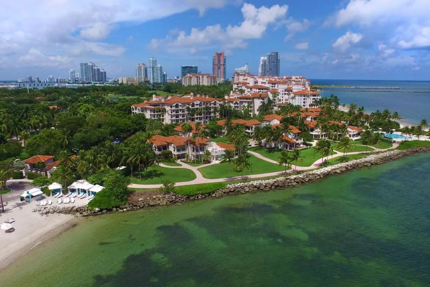 Breathtaking Aerial View of South Miami Beach — Ocean, Sand & Skyline Aerial view of South Beach showcasing its turquoise waters, sandy coastline, and vibrant cityscape from above