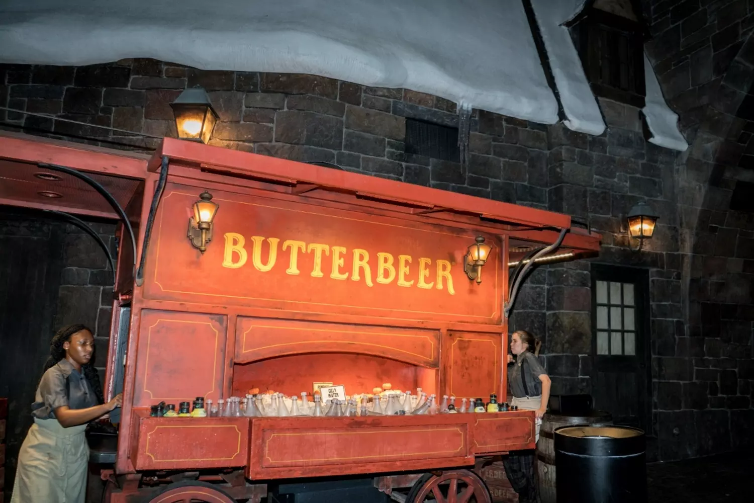 Magical butterbeer at "Islands of Adventure" — the taste of the Harry Potter universe The famous butterbeer with frothy foam, served in the village of Hogsmeade at Universal's Islands of Adventure