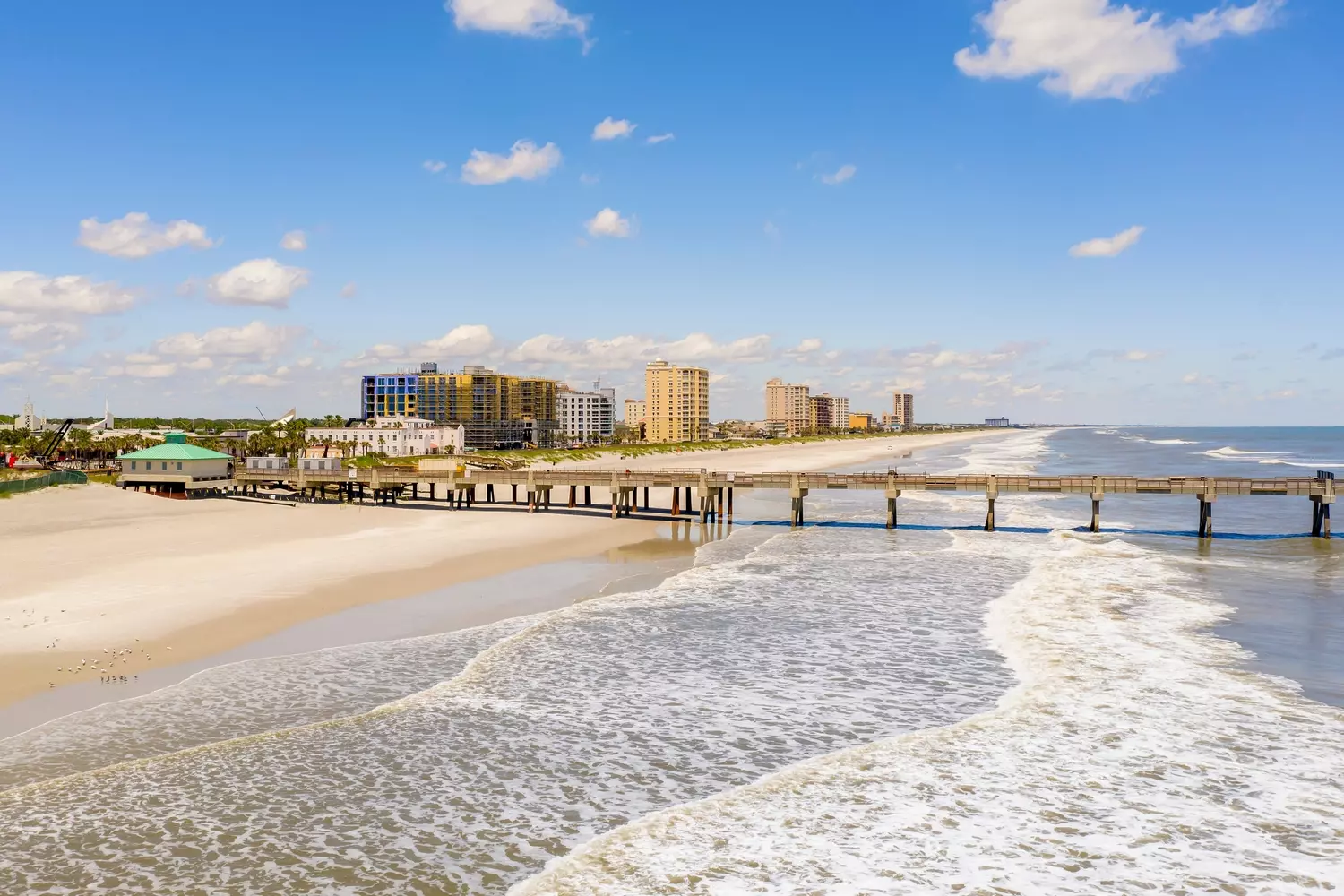 Relaxing day at Jacksonville Beach — sun, surf, and coastal charm Jacksonville Beach with white sand, ocean waves, and people enjoying the sunny day