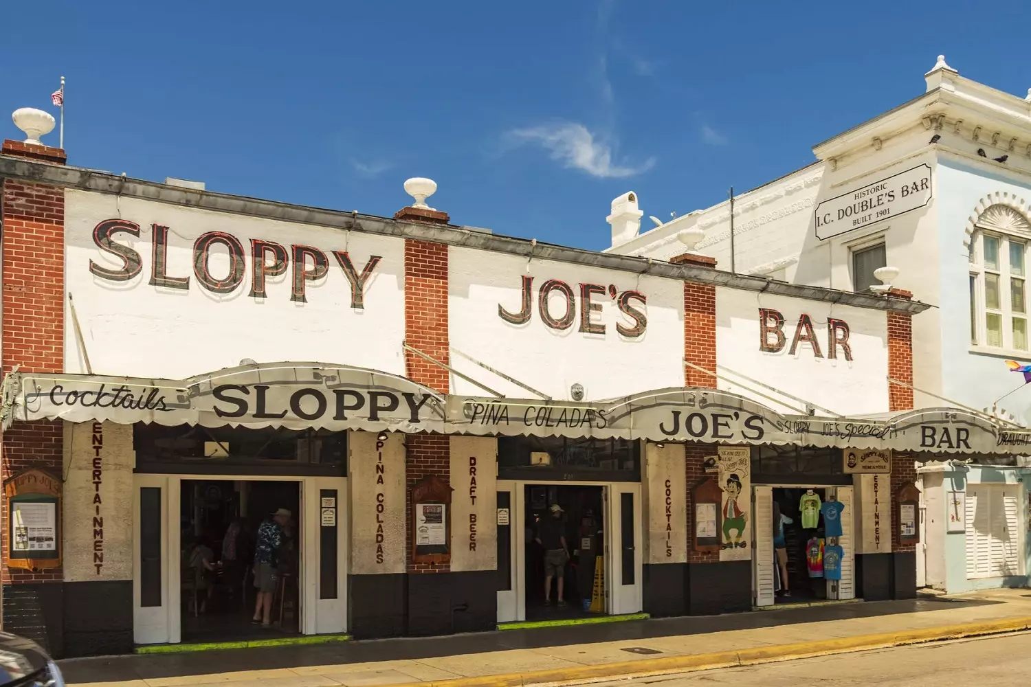 Sloppy Joe's Bar — Hemingway's favorite spot What Sloppy Joe's Bar looks like