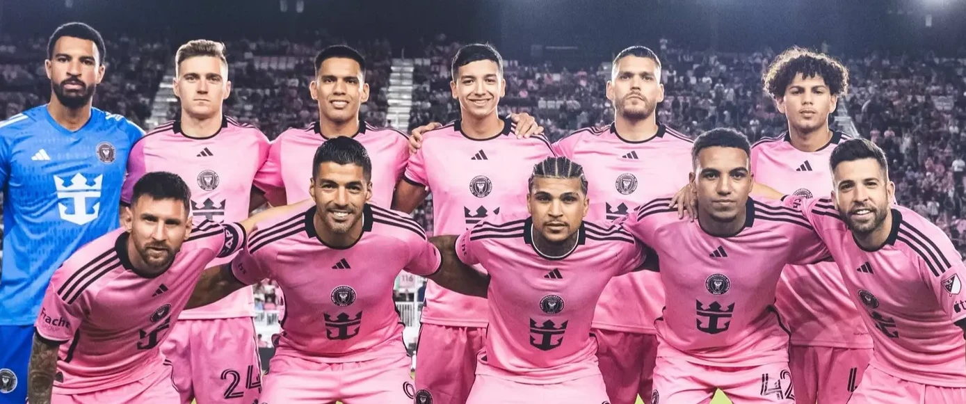 Интер Майами на поле - матч MLS Футболисты Inter Miami в форме на футбольном поле во время матча MLS