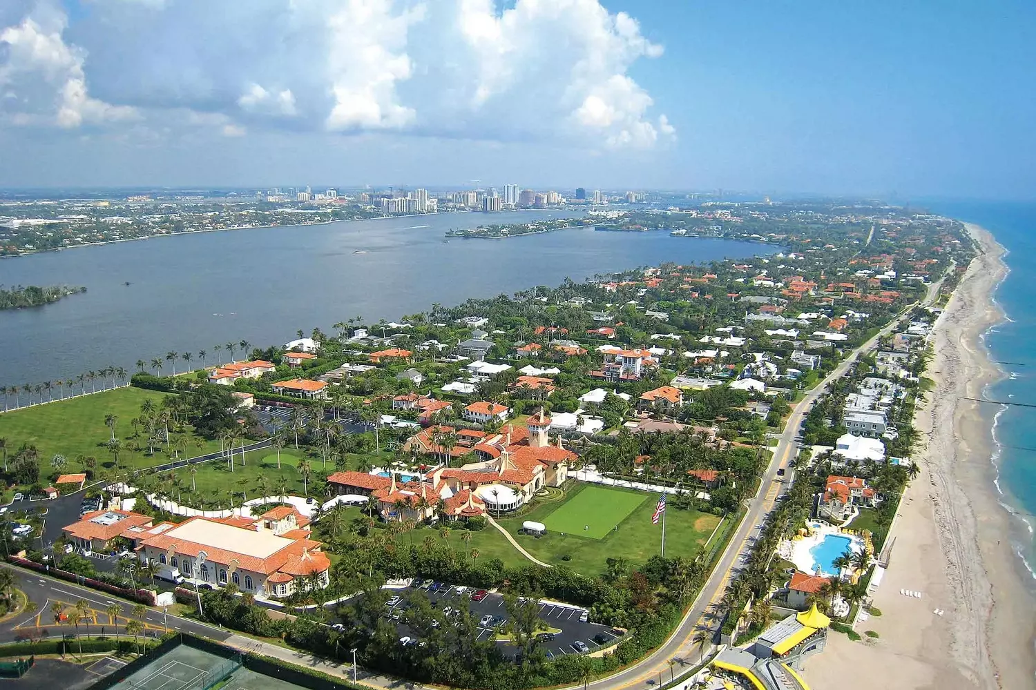 View from above of Mar-a-Lago and the surrounding area Aerial photography of the Mar-a-Lago estate and its picturesque surroundings in Palm Beach