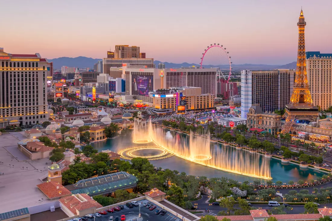 Bellagio Fountains against the hotel backdrop in Las Vegas Bellagio Fountains show at sunset in Las Vegas — American Butler