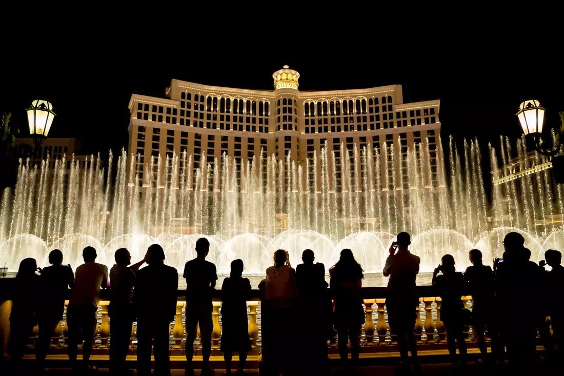 Bellagio Fountains evening show in Las Vegas Evening water show of the Bellagio Fountains — American Butler