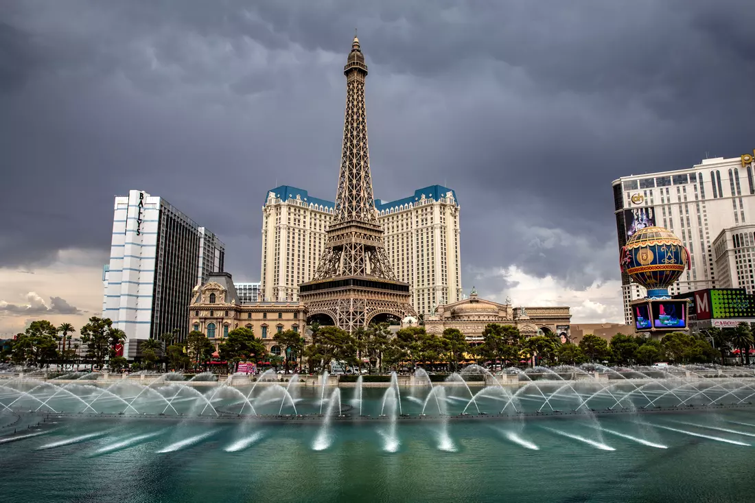 Bellagio Fountains musical water show Bellagio Fountains synchronized with music — American Butler