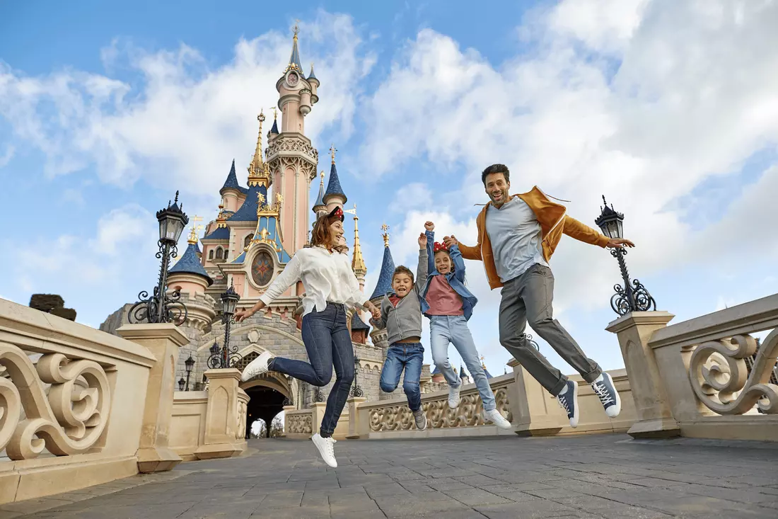 Диснейленд, Universal Studios, Магическое королевство
