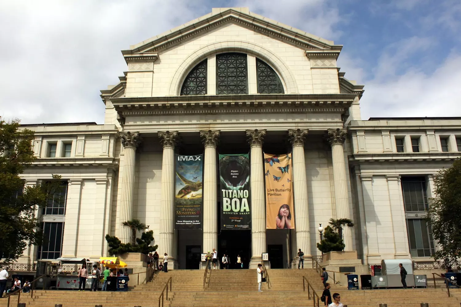 Фасад Национального музея естественной истории Вход в Smithsonian National Museum of Natural History в Вашингтоне