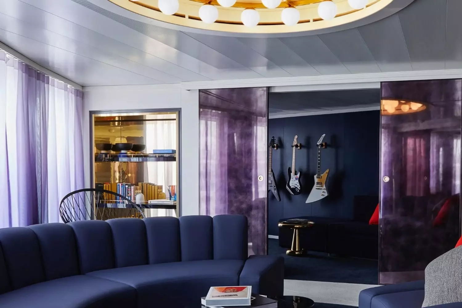 Номер RockStar Suite: премиум-размещение на лайнере Resilient Lady | Virgin Voyages Роскошный номер категории RockStar Suite на лайнере Resilient Lady с премиальными удобствами и современным дизайном