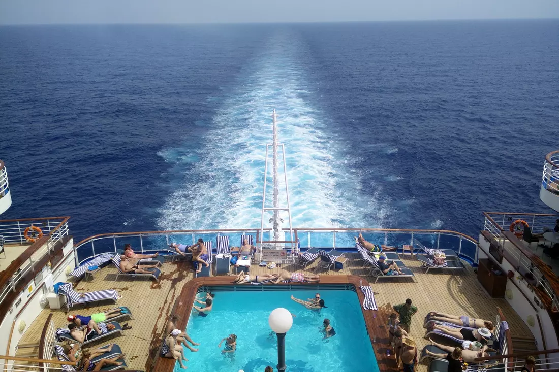 Royal Princess cruise ship from Port Everglades, USA — American Butler Royal Princess cruise ship from Port Everglades — pool deck photo — American Butler