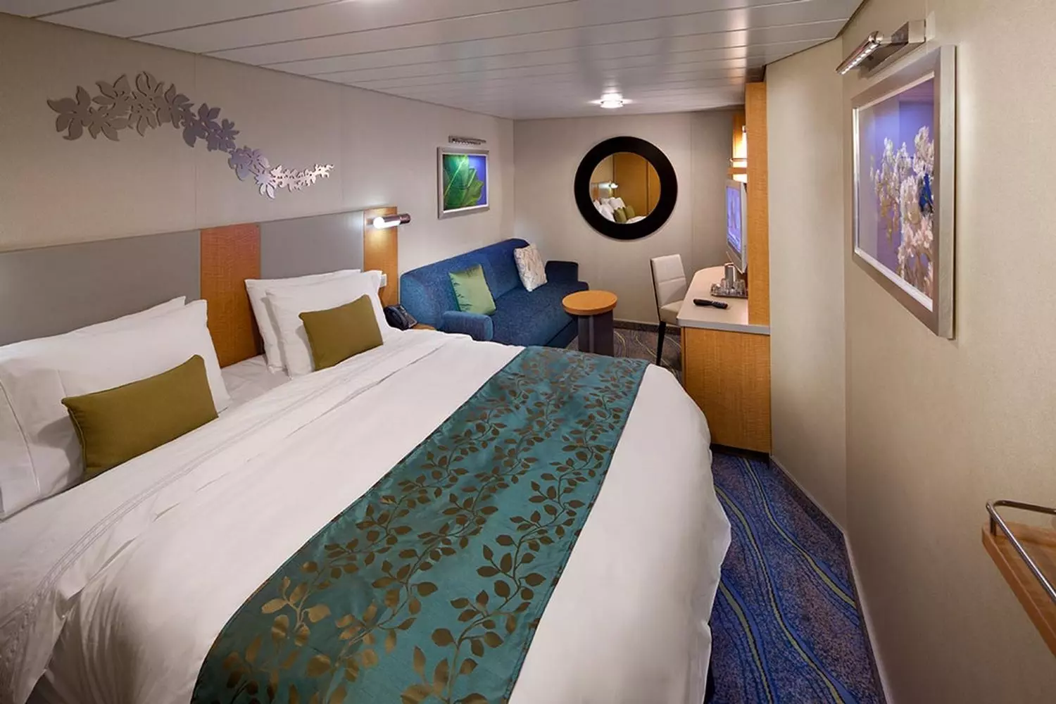 Роскошная каюта на борту Utopia of the Seas Стильная современная каюта на круизном лайнере Utopia of the Seas с комфортабельной кроватью, собственным балконом с видом на океан и элегантным дизайном