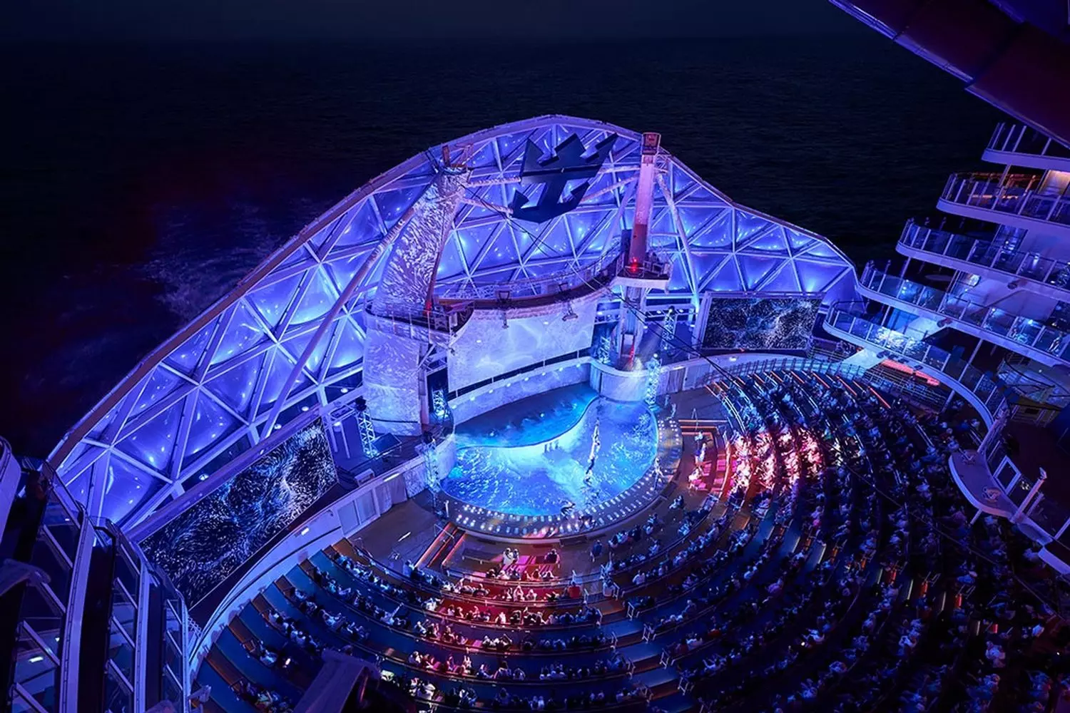 Utopia of the Seas: Захватывающее шоу на палубе под звёздами Яркое ночное шоу на палубе лайнера Utopia of the Seas с акробатами, танцорами и световыми эффектами над океаном