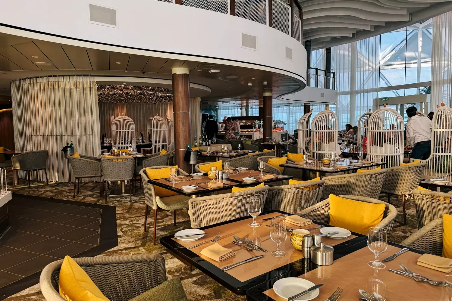 Utopia of the Seas: Гастрономия высшего класса на борту Элегантный ресторан на круизном лайнере Utopia of the Seas с современным дизайном, атмосферной подсветкой и изысканными блюдами