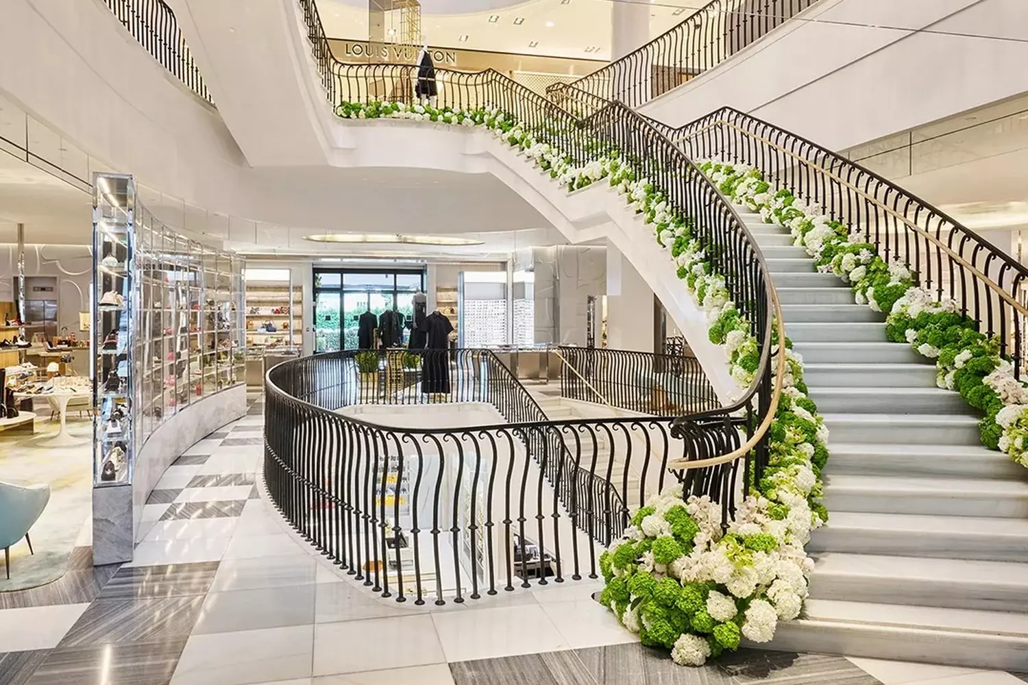 Step Into Luxury: The Grand Hall of America’s Most Iconic Department Store Elegant marble floors and golden chandeliers illuminate the grand hall of a luxury US department store, showcasing designer displays and high-fashion boutiques