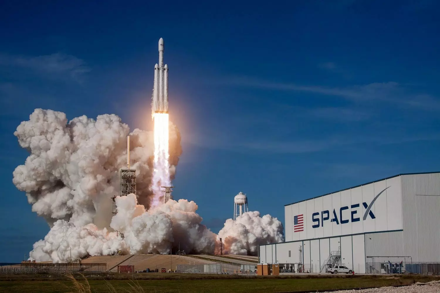 Запуск ракеты SpaceX: мощный старт в космос Ракета SpaceX взлетает в небо с ярким пламенем из двигателей