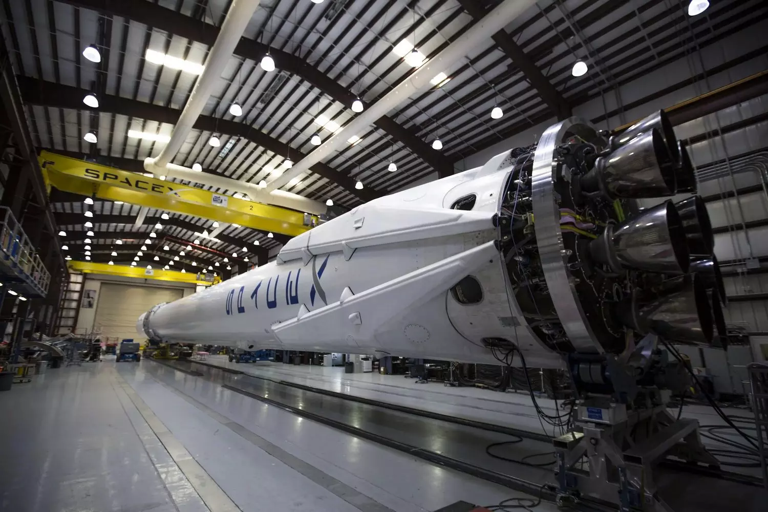 Ракета SpaceX в ангаре: подготовка к историческому запуску Ракета SpaceX внутри ангара во время подготовки к запуску