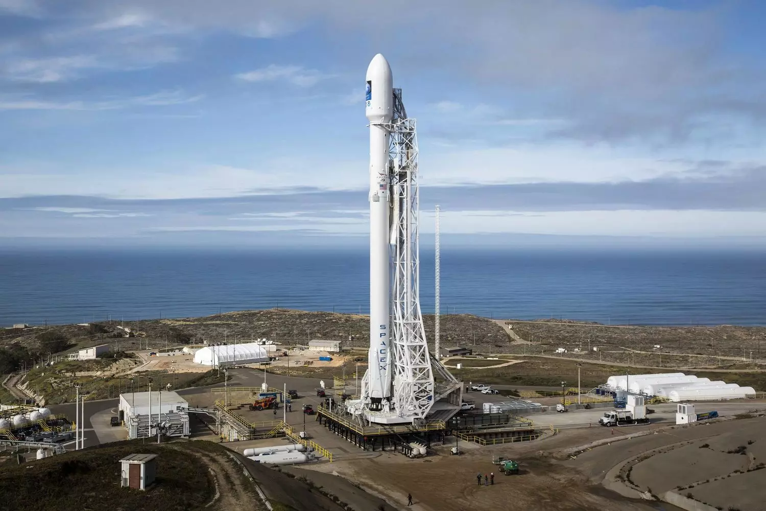 Ракета Falcon 9 на стартовой площадке SpaceX — подготовка к космическому запуску Пусковая площадка SpaceX для ракет Falcon 9 с башней обслуживания и системами запуска