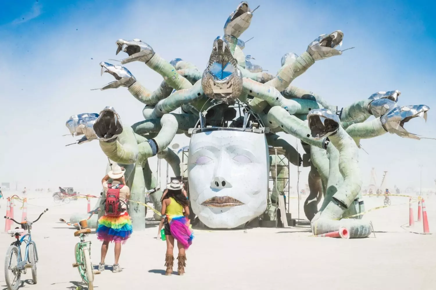 Горгона в пустыне: Гипнотизирующее искусство на Burning Man Эффектная арт-инсталляция Горгоны на фестивале Burning Man, возвышающаяся над пустыней и окруженная восхищенными зрителями