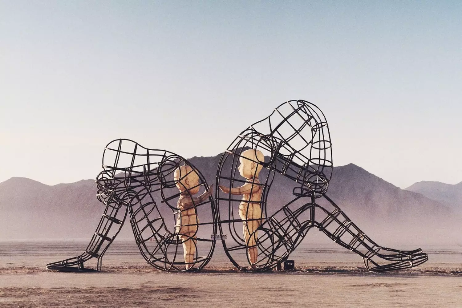 Одиночество в пустыне: Сильная инсталляция на Burning Man Пронзительная арт-инсталляция на тему одиночества на фестивале Burning Man