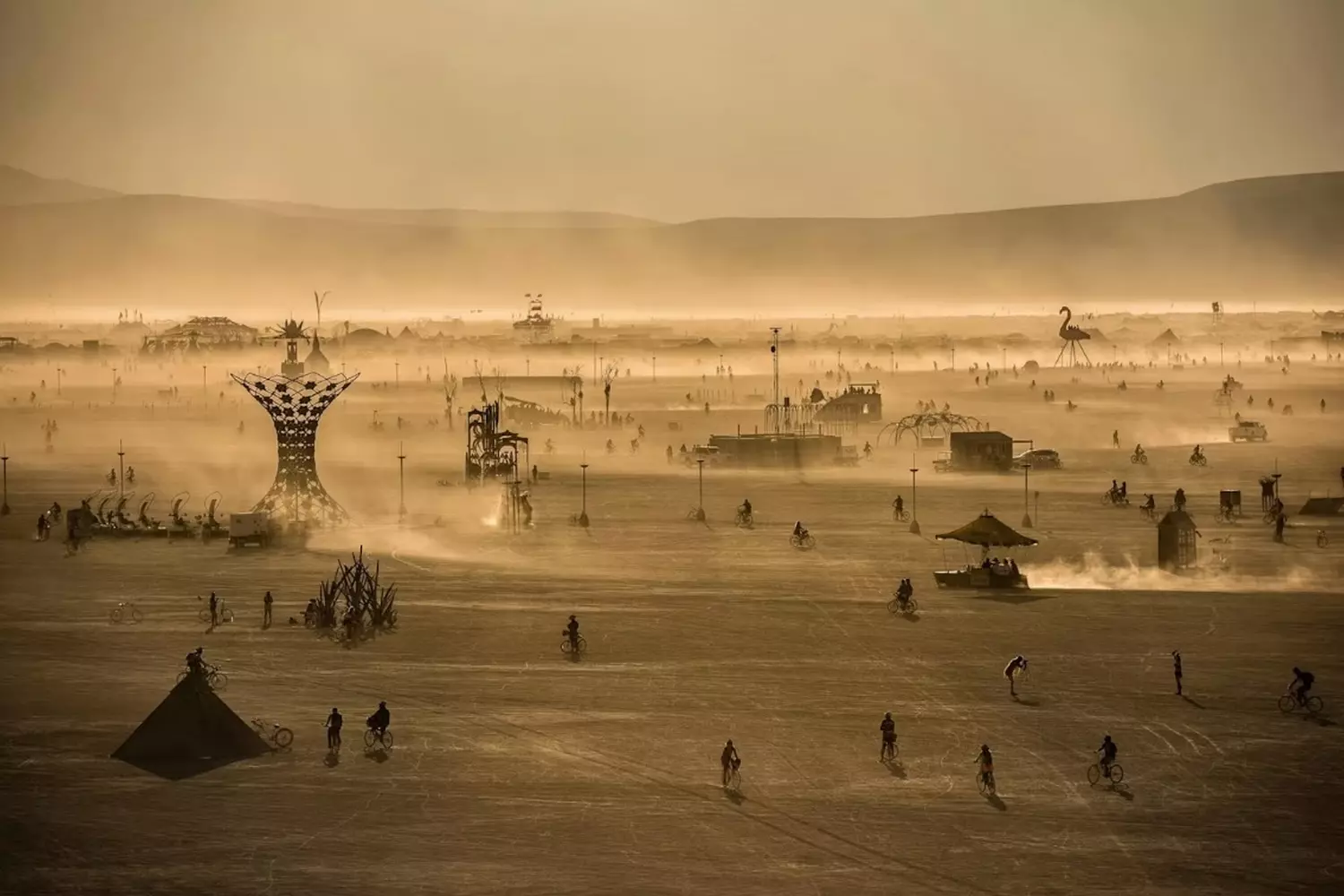 Burning Man: Уникачный фестиваль искусства и свободы в пустыне Яркий вид с высоты на фестиваль Burning Man в пустыне: красочные арт-объекты, палатки и толпы людей под бескрайним небом