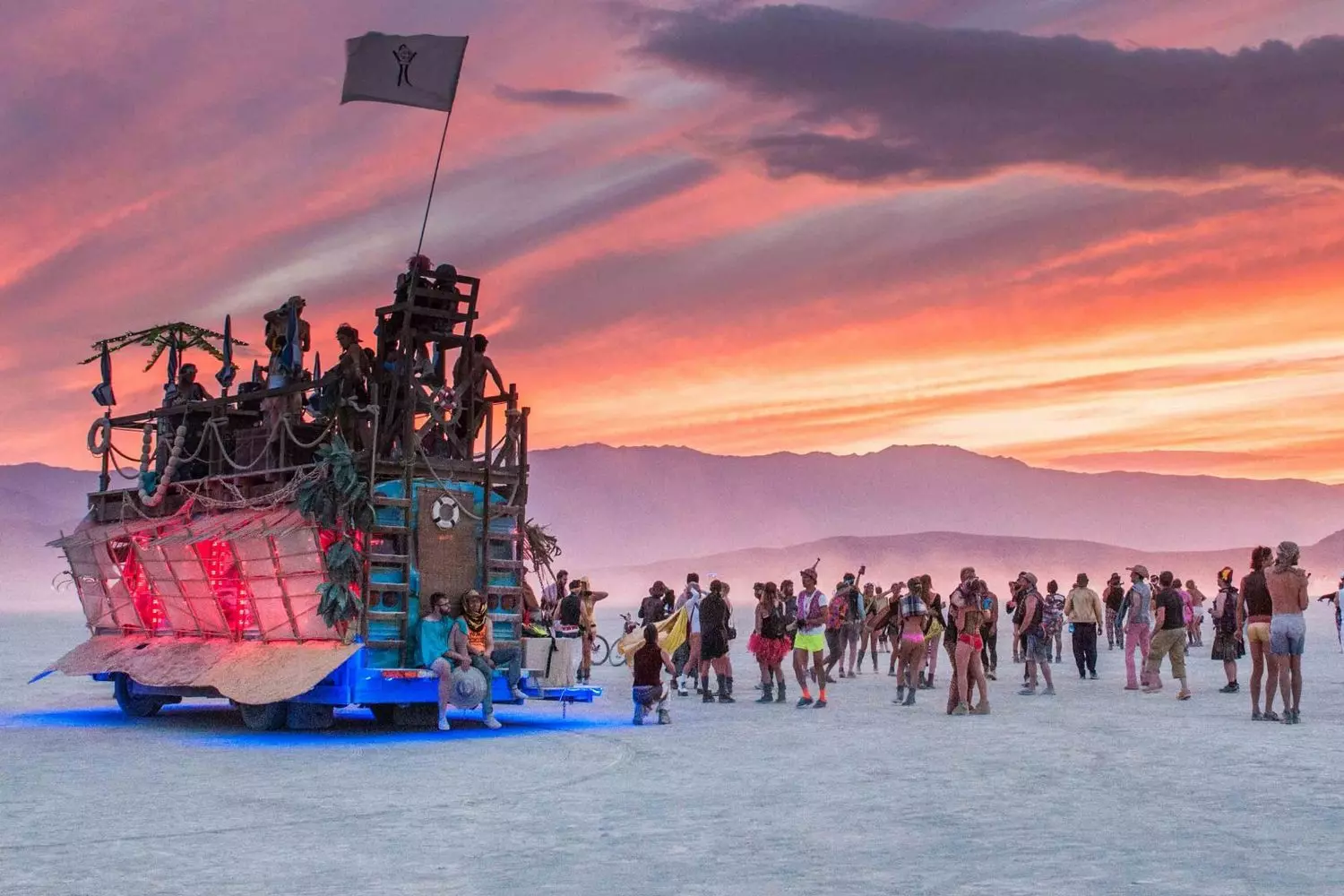 Корабль в песках: Затерянная инсталляция на Burning Man Сюрреалистичная арт-инсталляция корабля посреди пустыни на фестивале Burning Man, окружённая пылью и исследующими её гостями