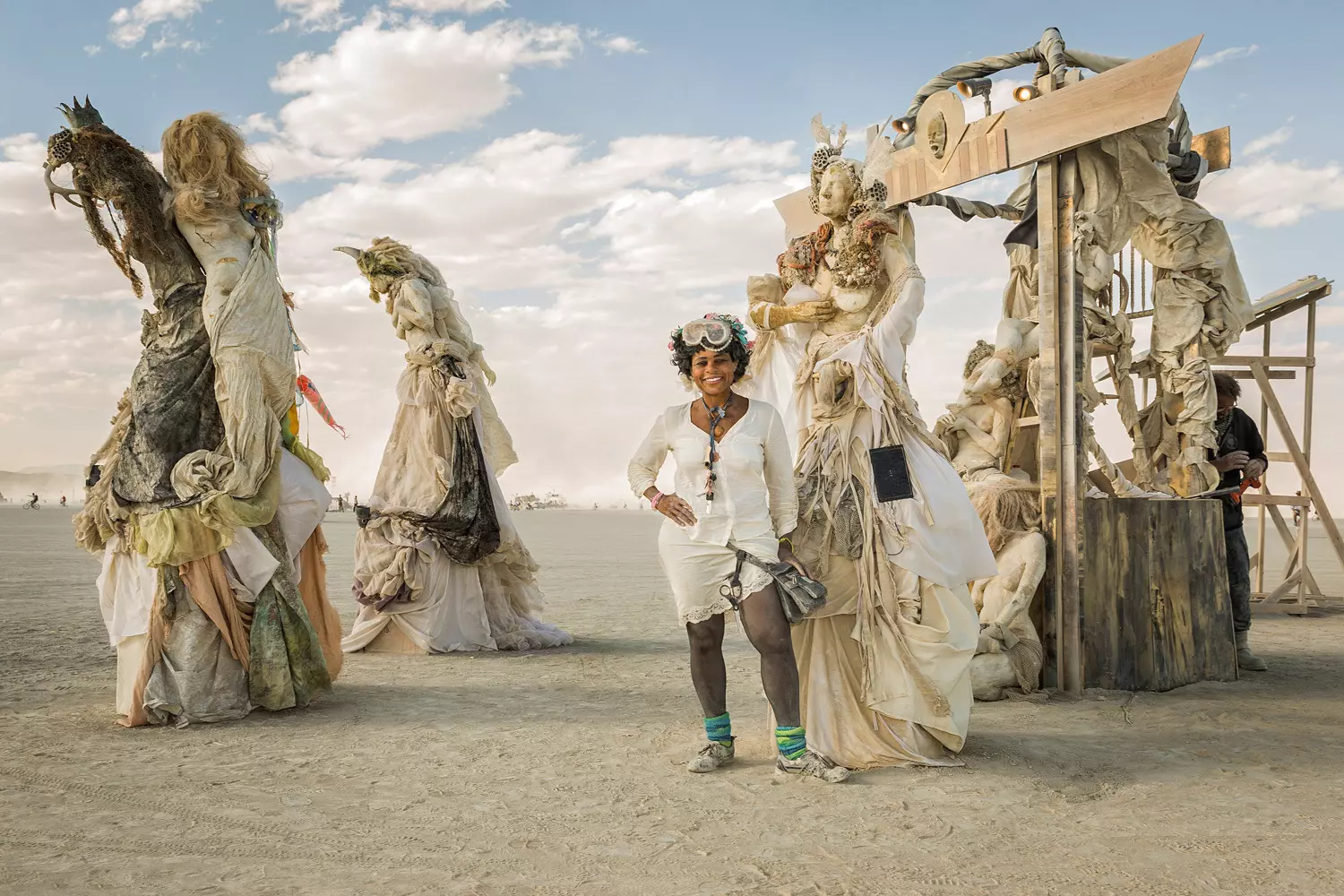 Костюмы на Burning Man: Безумство, свобода и искусство в песках Участники фестиваля Burning Man в ярких костюмах, масках и необычных нарядах на фоне пустыни