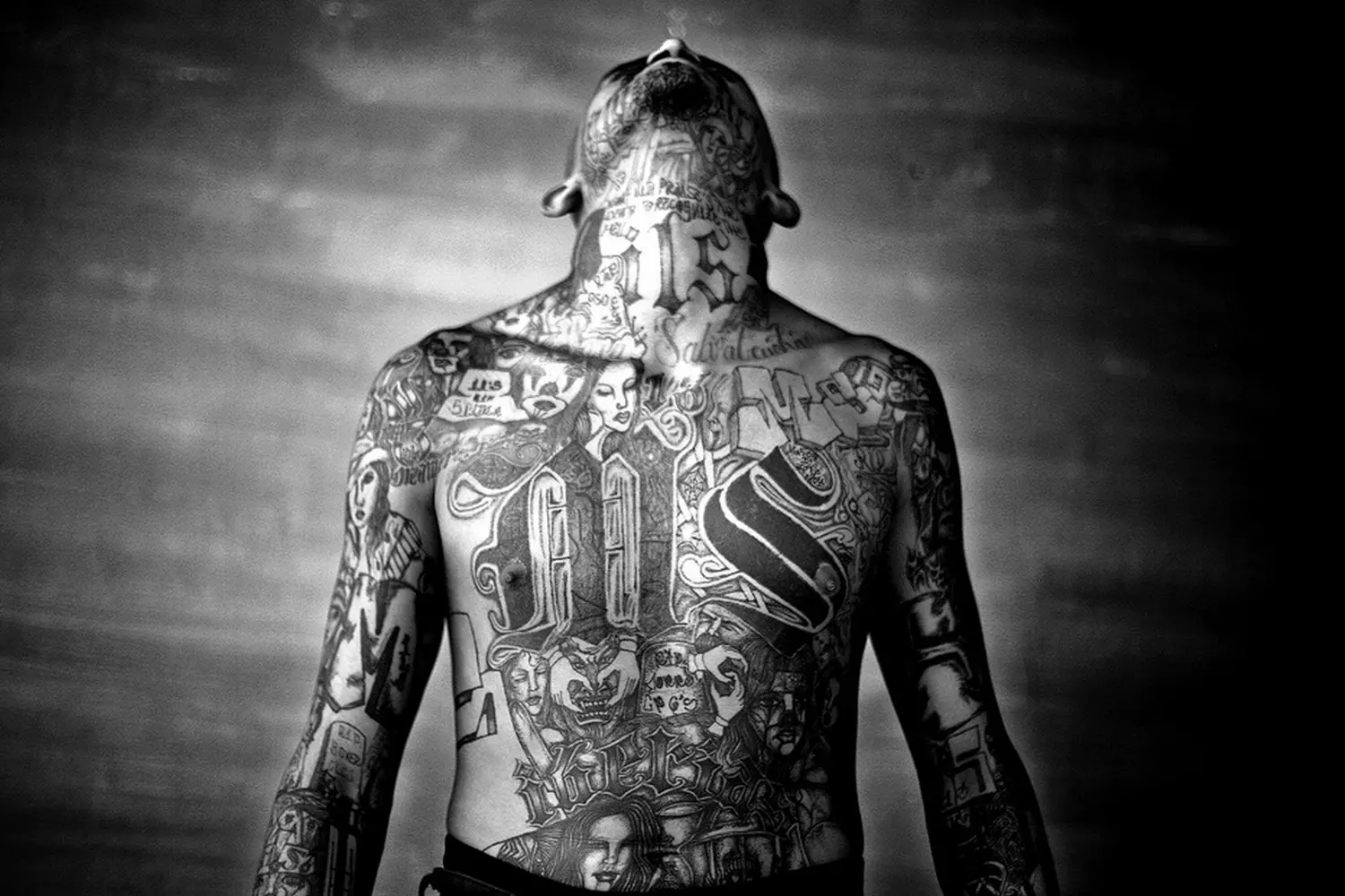 Kings of the Streets: The Unwritten Laws of the American Underground Members of a U.S. street gang stand together, displaying hand signs and wearing the colors of their group