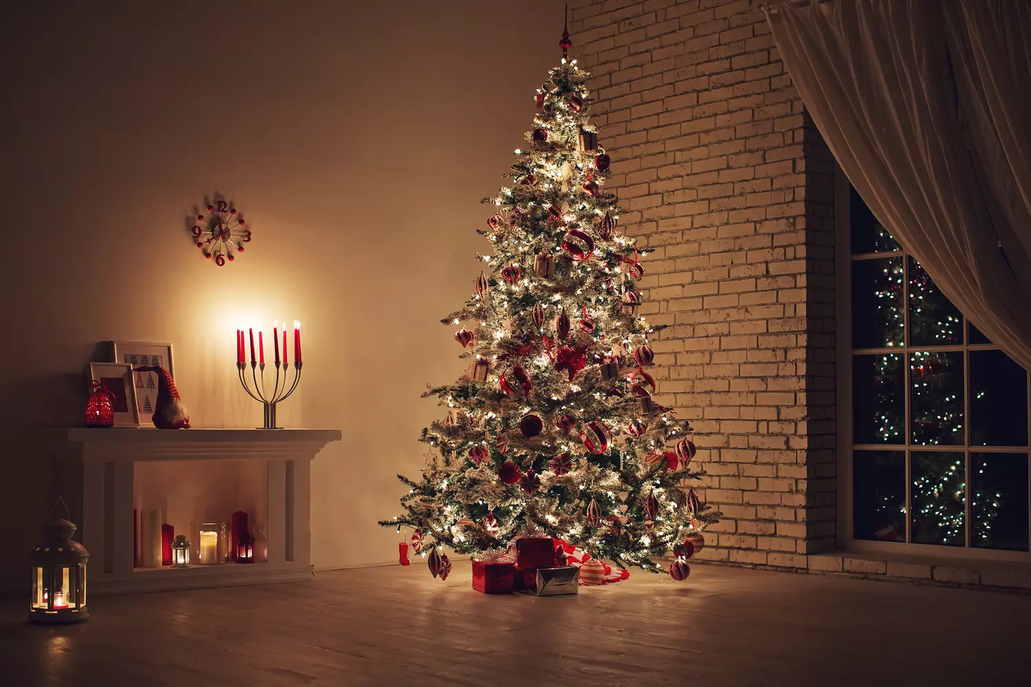 How Christmas is Celebrated in the U.S.: Traditions and Culture | American Butler Photo of a Christmas tree in the USA