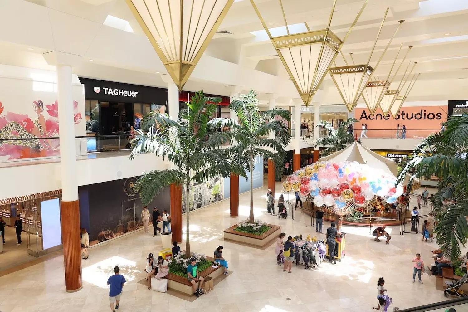 South Coast Plaza — калифорнийский шик встречает haute couture South Coast Plaza — культовый торговый центр с бутиками Chanel и Rolex, пальмовыми садами под стеклянными куполами и современной архитектурой, залитой естественным светом